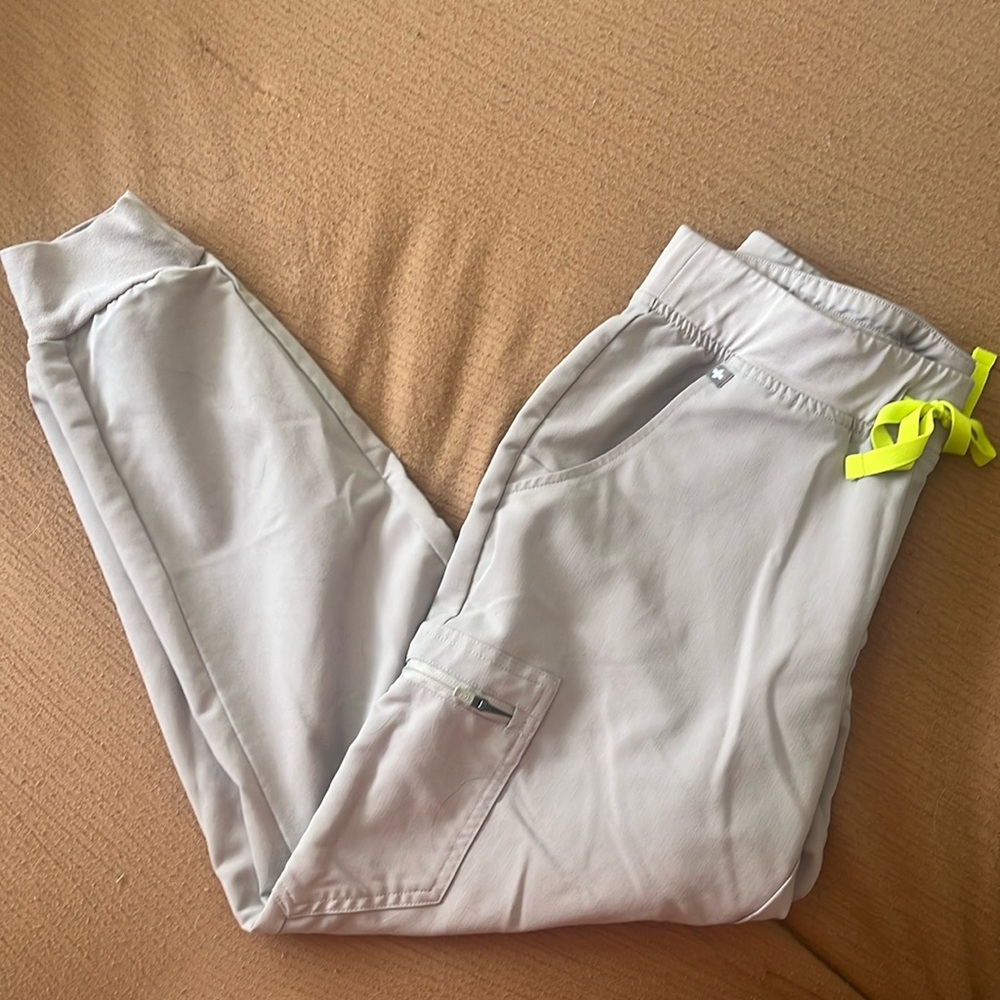 Figs scrub jogger in sandstone